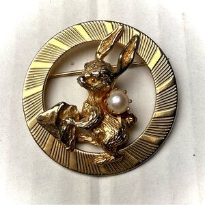 Vintage Gold Tone Textured Rabbit Hare Bunny w Faux Pearl Circular Frame Easter
